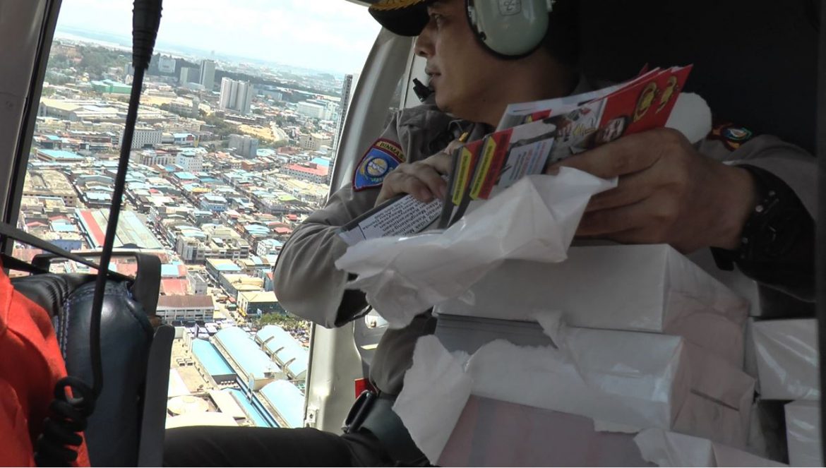 OPERASI AMAN NUSA II SELIGI 2020, POLDA KEPRI SEBAR RIBUAN BROSUR HIMBAUAN MELALUI UDARA