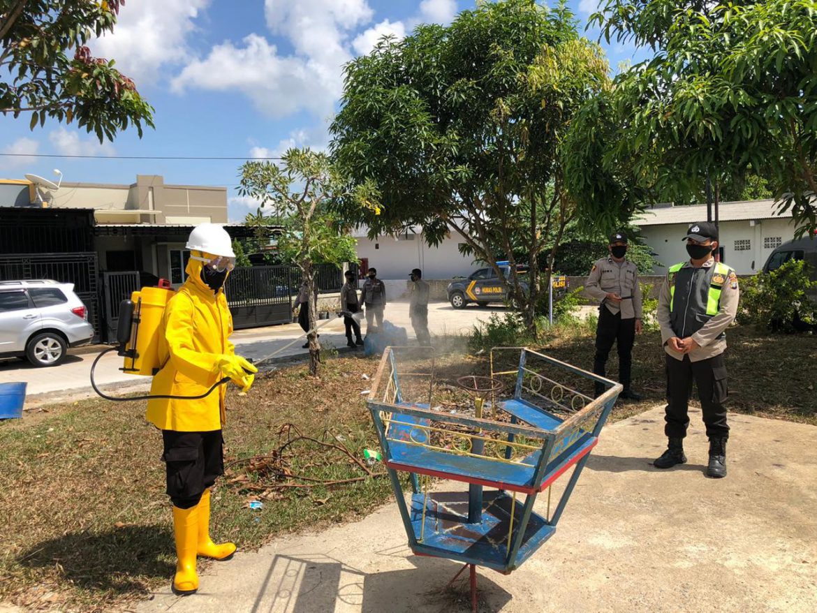 POLDA KEPRI LAKUKAN PENYEMPROTAN DISINFEKTAN DI PERUMAHAN MODENA KOTA BATAM