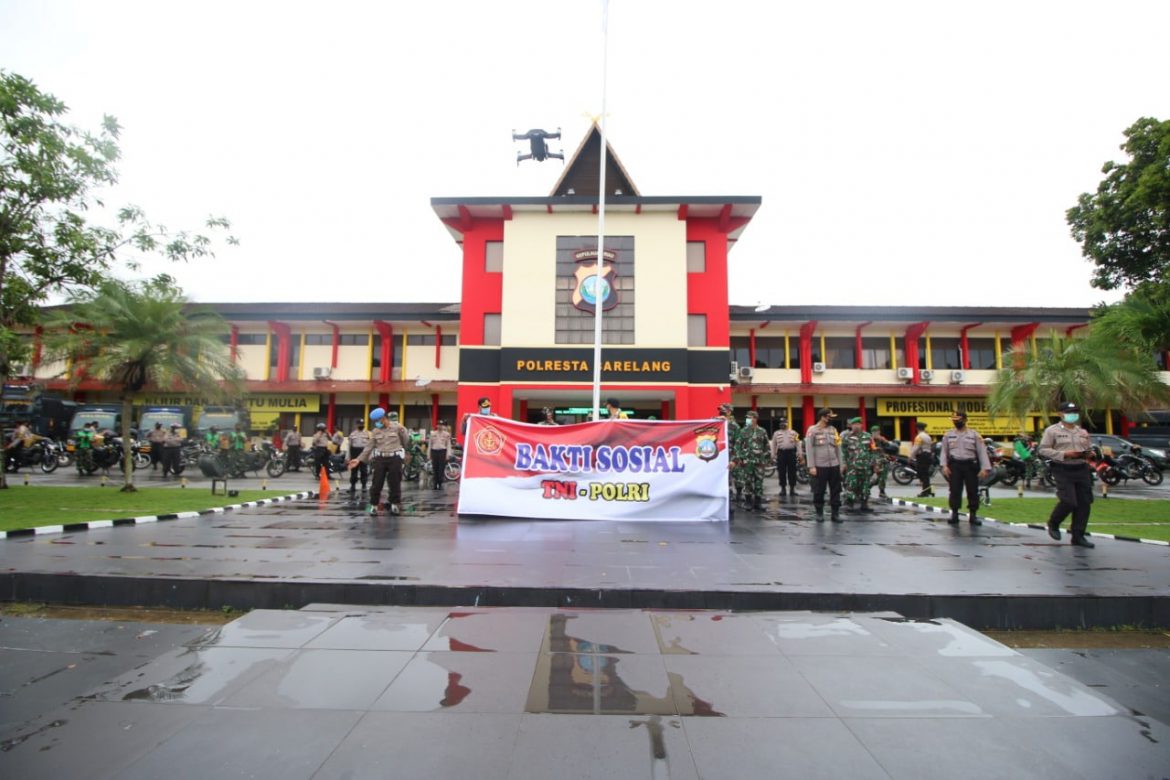 BAKTI SOSIAL TNI – POLRI BERI BANTUAN SEMBAKO KEPADA MASYARAKAT