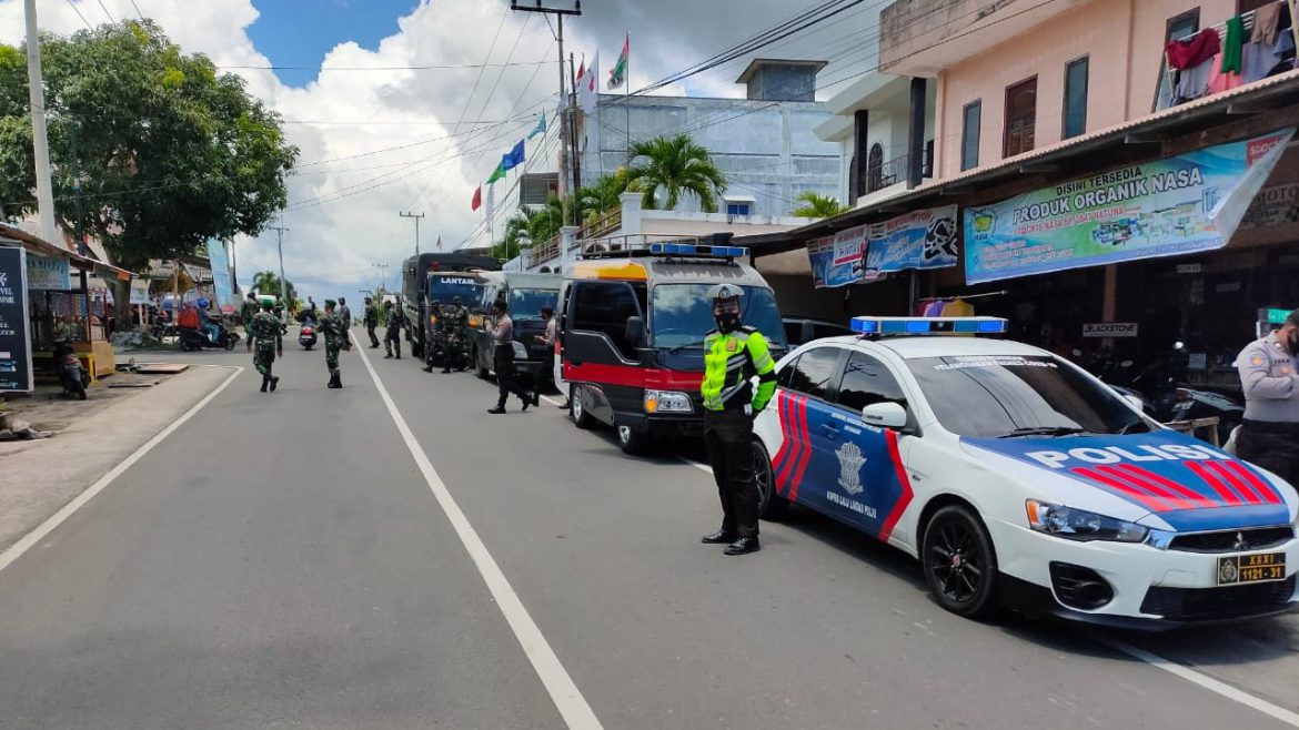 Kanit Regident Satlantas Polres Natuna IPDA Yelvis Oktaviano, SH bersama aparat gabungan dalam operasi. (Photo: hms)