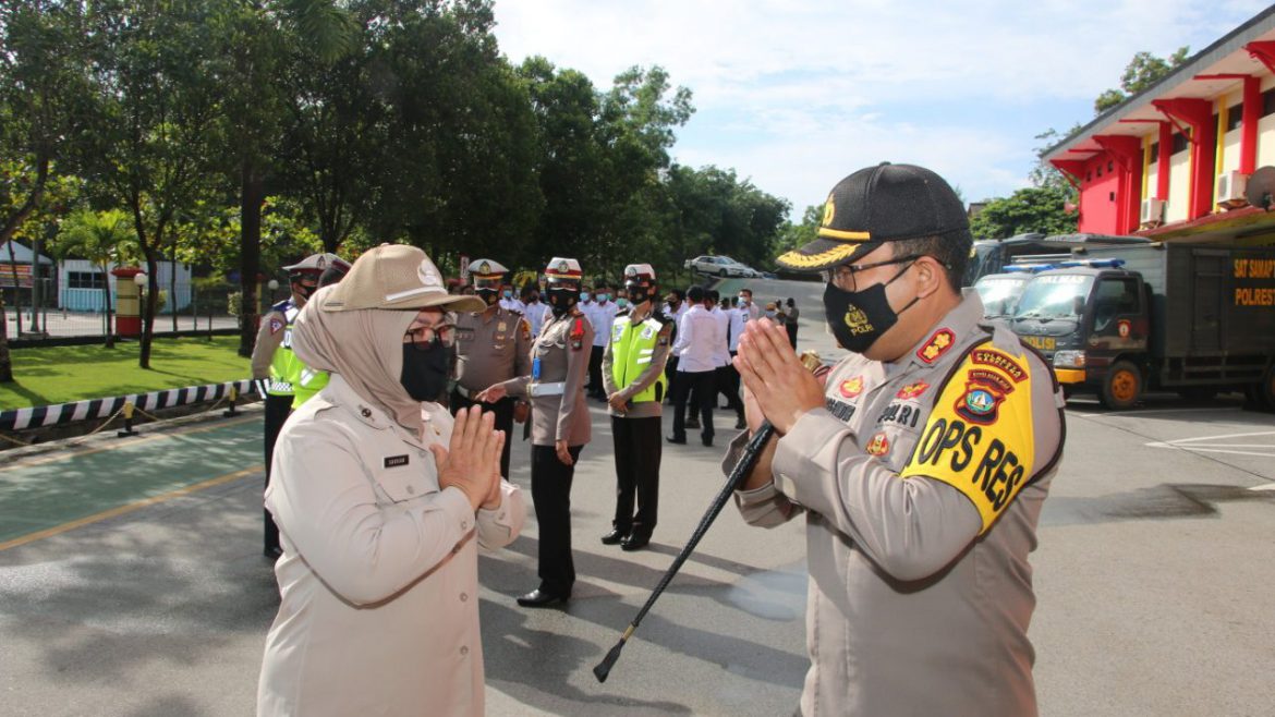 Kapolresta Barelang AKBP Yos Guntur YFS, SH,S.IK, MH bersama Personil Polresta Barelang di Mapolresta Barelang, Rabu (30/9/2020). (Photo:hms)