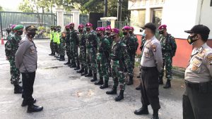 Kapolsek Galang AKP Herman Kelly bersana aparat TNI dan Polri dalam pengamanan Unjuk rasa buruh di kawasan industri Panbil Batam. (Photo: hms)