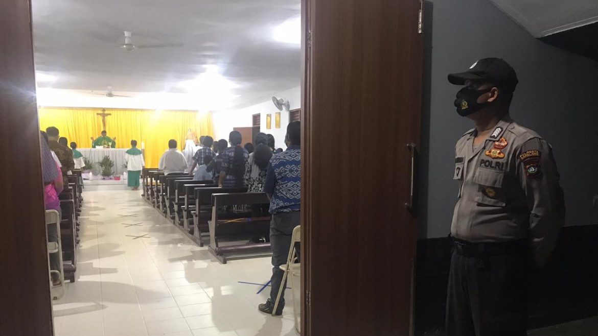 Personil Polsek Galang melaksanakan kegiatan pengamanan ibadah mingguan di gereja ST. Ignatius Loyola Sei Raya, Galang, Minggu (4/11/2020) malam. (Photo: dok/polsek)