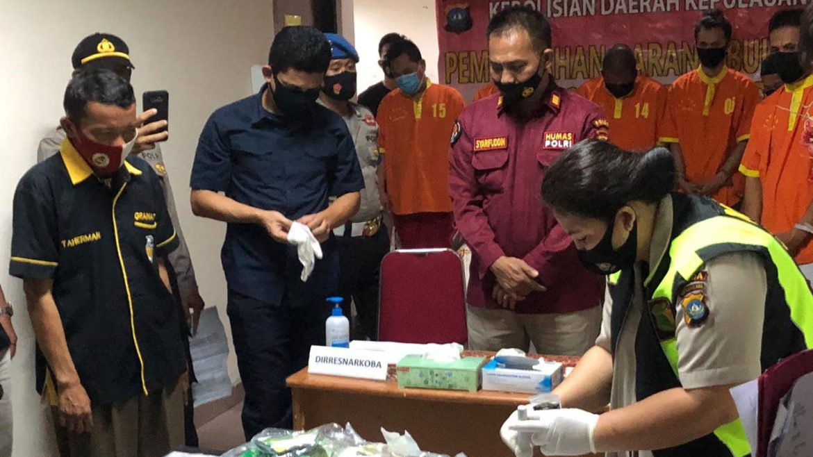 Petugas hadirkan para tersangka pada pemusnahan barang bukti narkotika di Mapolda Kepri. (Photo: hms)