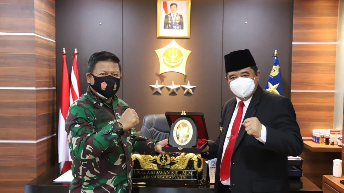 Pjs. Gubernur Kepri Bahtiar Baharudin bertukar cendera mata dengan Pangkogabwilhan I Lakdya TNI ING. Ariawan. (Photo: dok/kogabwilhan I)