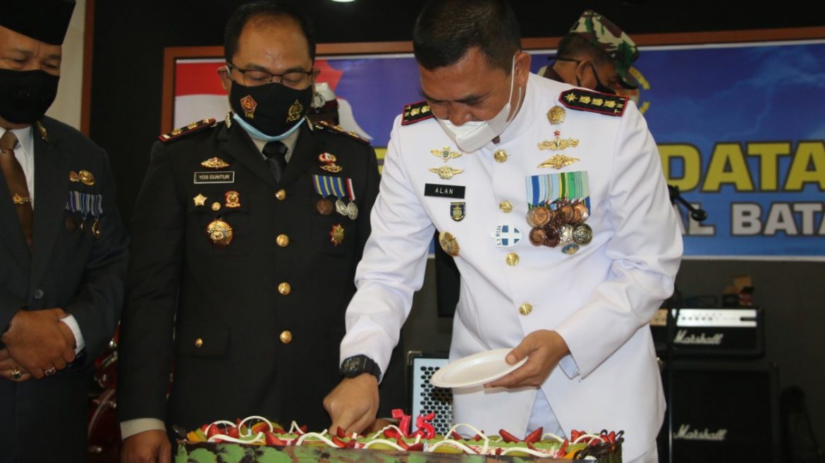 Pjs Walikota Batam dan Kapolresta Barelang dampingi Danlanal Batam memotong kue pada HUT TNI ke 75 di Mako Lanal Batam, Senin (5/10/2020). (Photo: hms)
