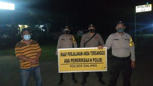 Polsek Galang menggelar razia cipkon dan adaptasi kebiasaan baru di Sei Raya, Jumat (2/10/2020) malam. (Photo: dok/polsek)