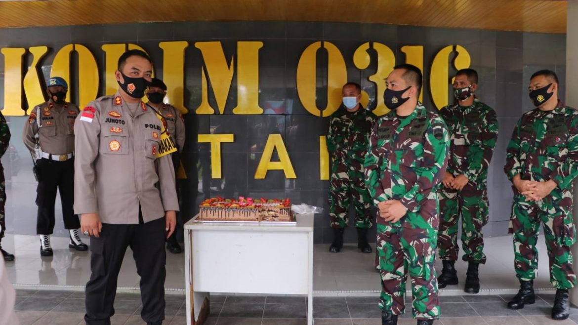 Wakapolresta Barelang AKBP Junoto, S.IK dan Kasdim 0316/Batam Mayor Arh Alexander Achmad poto bersama usai beri kejutan kue HUT ke 75 TNI di Makodim 0316/Batam, Senin (5/10/2020). (Photo: hms)