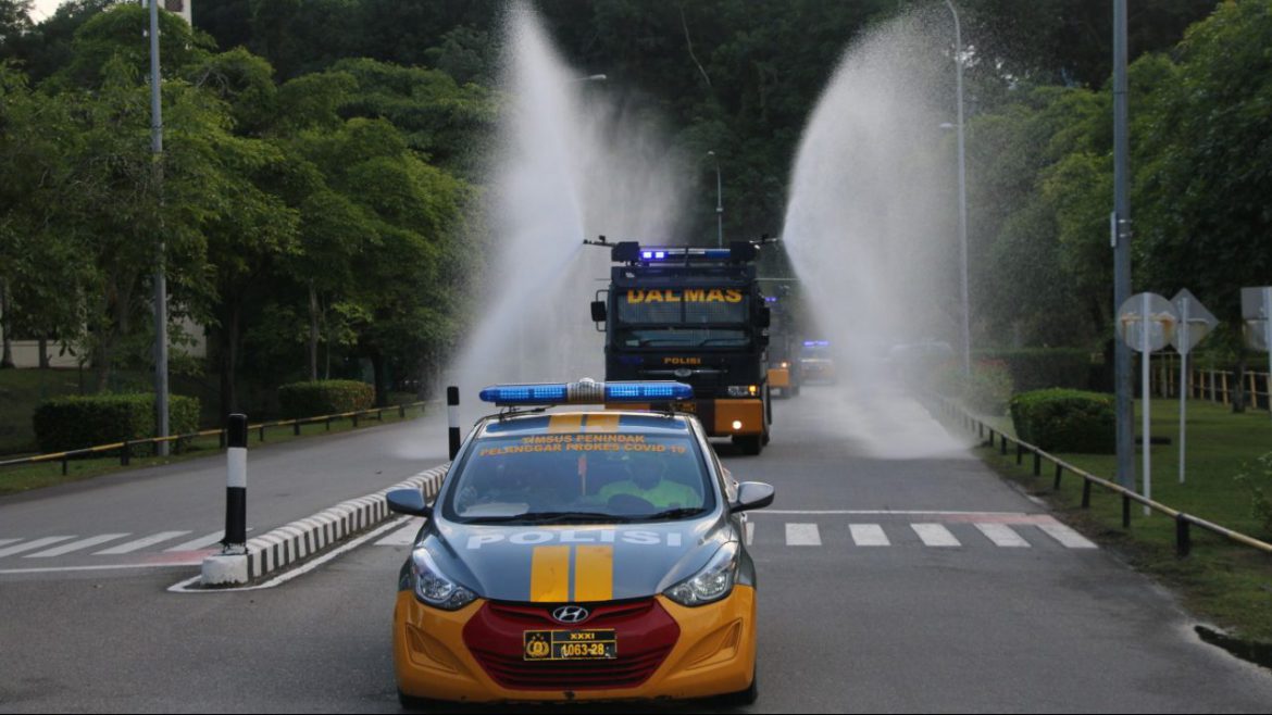 Kapolresta Barelang AKBP Yos Guntur YFS, SH, S.IK, MH sedang mencuci tangan dalam kegiatan di Kawasan Batamindo Batam. (Photo: hms)
