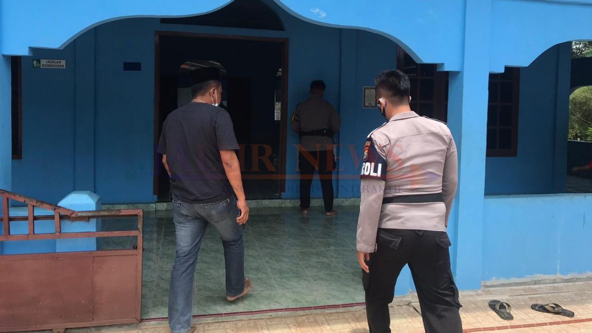 Personil Polsek Galang melakukan pengamanan dan sholat jumat di mesjid Nurul Jidah Sembulang. (Foto: polsek)