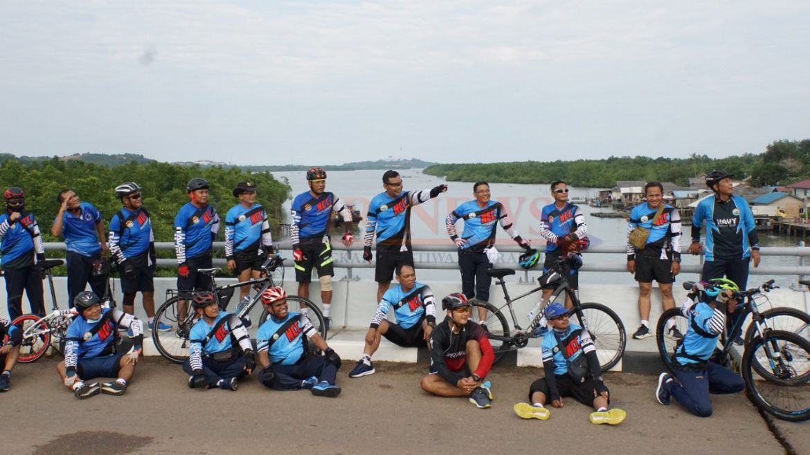 Wadanlantamal bersama segenap Prajurit dan Pns Lantamal IV melaksanakan gowes bersama di sepanjang jalan Tanjungpinang, Jumat pagi (16/10/2020). (Foto: jul/jalurnews)
