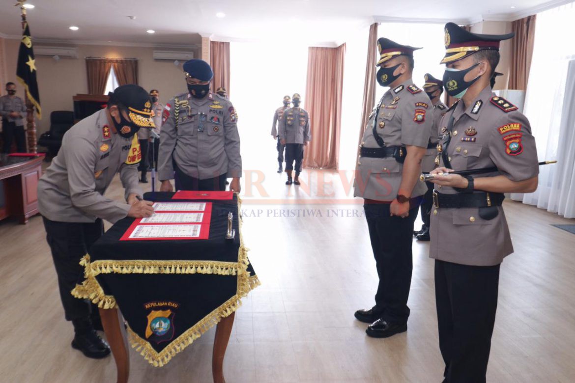 Sertijab Kapolres Tanjung Pinang dan Kapolres Lingga di Ruang Kerja Polda Kepri/fot(humas)