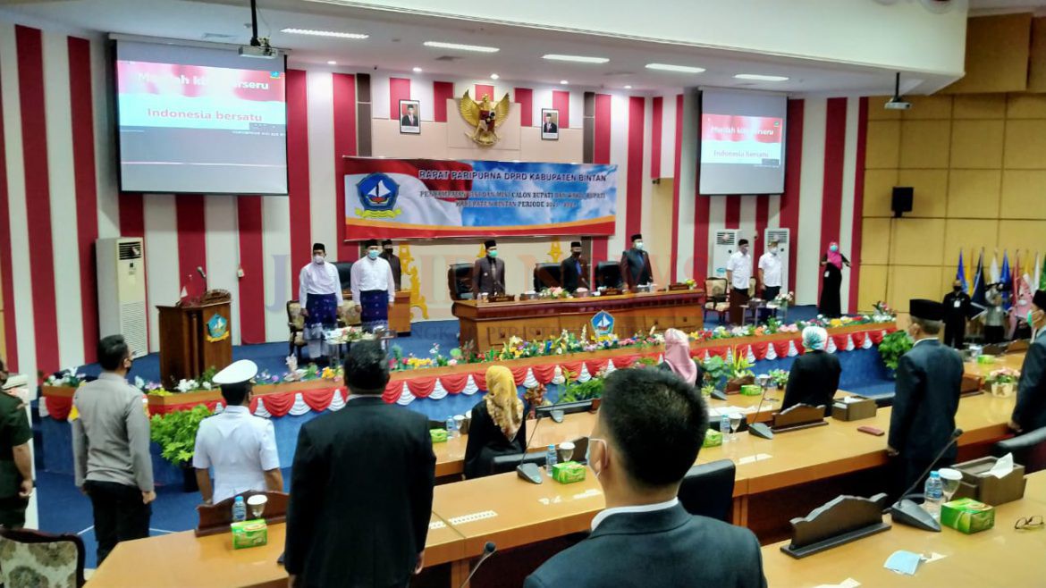 Calon Bupati Bintan dan Wakil Bupati Bintan, H. Apri Sujadi – Roby Kurniawan.di ruang rapat paripurna Istimewa DPRD Bintan saat menyanyikan  Indonesia Raya. (ft.Iwan,untuk Jalurnews.com) Calon Bupati Bintan dan Wakil Bupati Bintan, H. Apri Sujadi – Roby Kurniawan.di ruang rapat paripurna Istimewa DPRD Bintan saat menyanyikan Indonesia Raya. (ft.Iwan,untuk Jalurnews.com)
