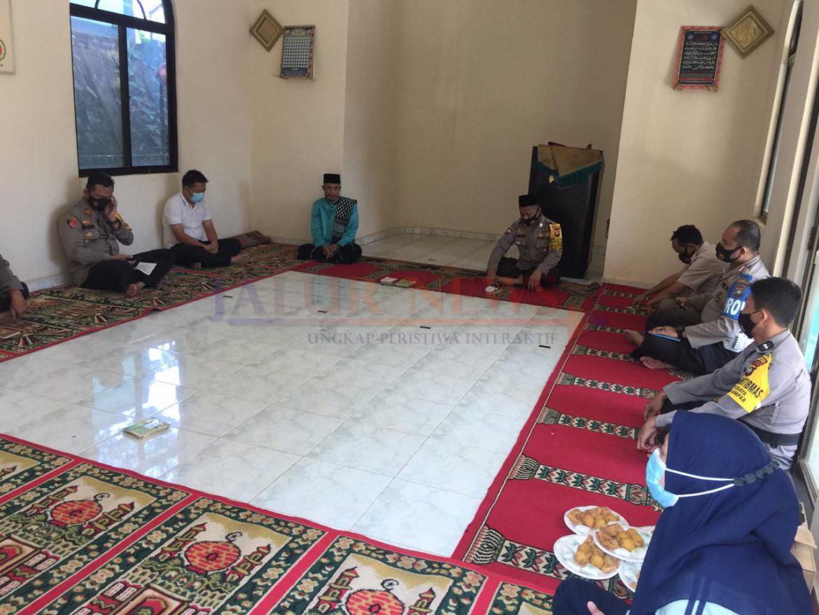Kapolsek Batu Ampar AKP Nendra Madya Tias, S.IK bersama anggota mendengarkan siraman rohani dalam rangka Maulid Nabi Muhammad SAW. / foto - dok/polsek