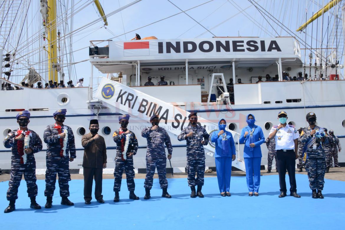 Penyambutan KRI Bima Suci