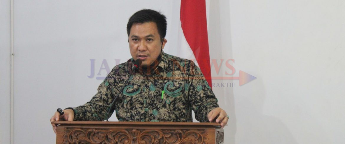 Komisioner Bawaslu Kepri, Idris S.Th.I kordiv Pencegahan dan Hubungan Antar Lembaga saat membuka kegiatan Bimtek Pengawasan Kampanye dan Distribusi Logistik di Hotel Trandy Ranai, Selasa (03/11/2020)