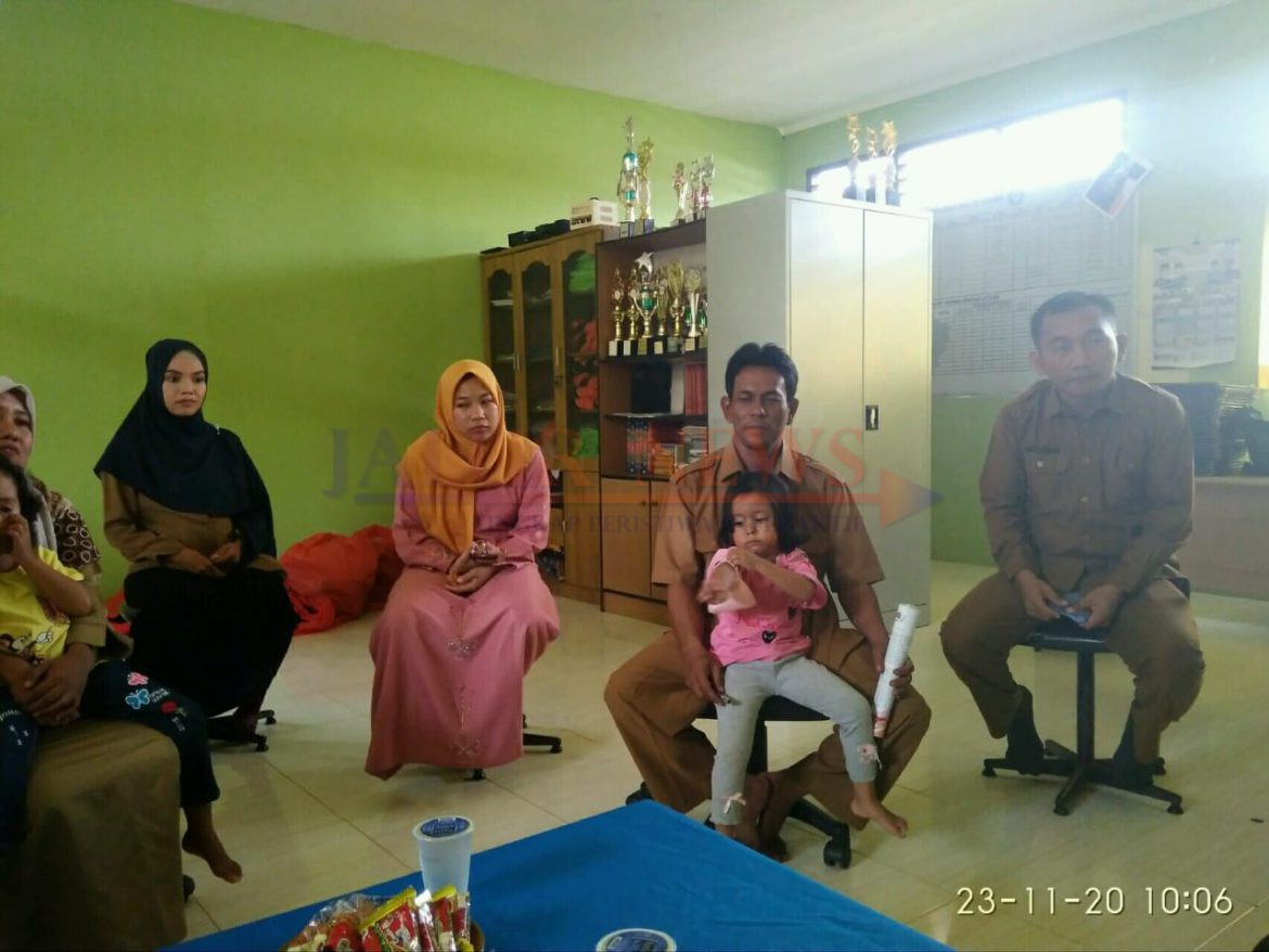 Roni Lamak Basamo Sumbangkan Sebagian Rezekinya Bayar Honor Guru Madrasyah