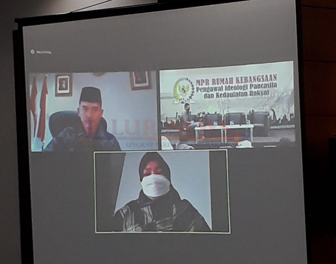 Ketua MUI, Asrorun Ni'am Sholeh (atas) dan Anggota MPR RI Fraksi PKS, Kurniasih Mufidawati (bawah) saat menjadi narasumber secara virtual pada Diskusi Empat Pilar MPR RI "Menanti Sertifikasi Halal Vaksin Covid-19"