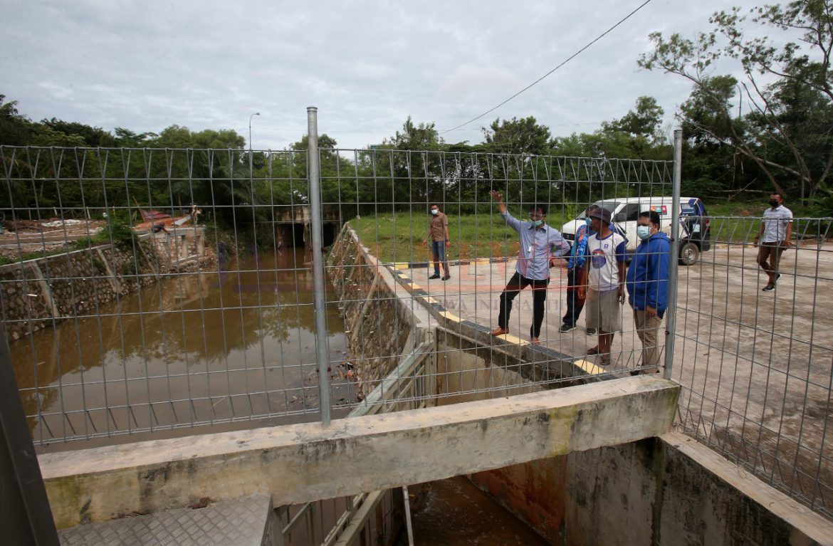 Wali Kota Batam, Muhammad Rudi melakukan pengecekan lokasi banjir di Simpang Kabil, Batam