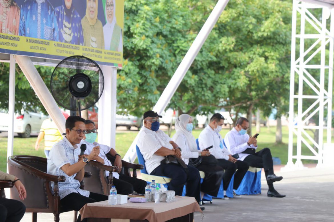Amsakar Achmad memimpin pertemuan dengan kepala sekolah dan guru hinterland di panggung utama Dataran Engku Putri, Batam