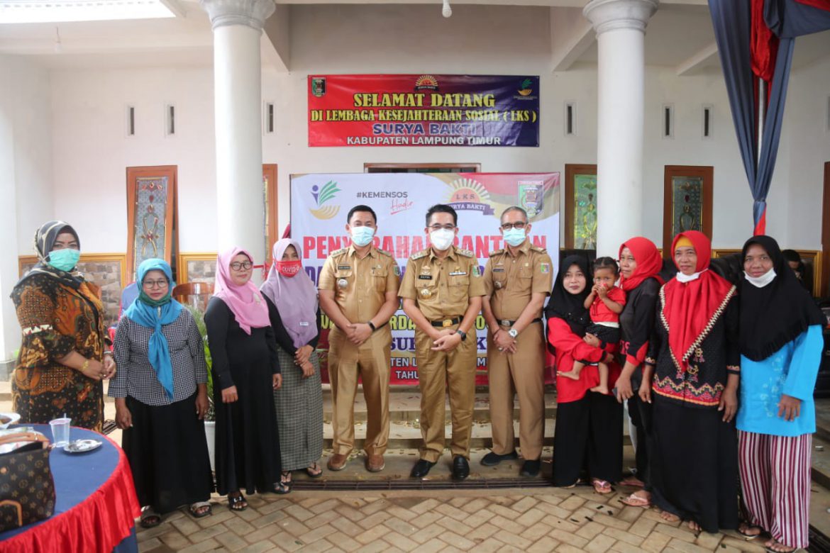 Bupati Lampung Timur pada acara memperingati Hari Kesetia Kawanan Sosial (HKSN)