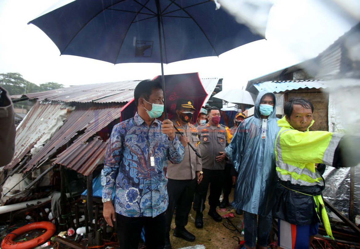 Wali Kota Batam, Muhammad Rudi, memediasi pengusaha dan warga yang menjadi korban rumahnya dihantam tongkang di Tanjunguma pada Jumat (1/1/2021)