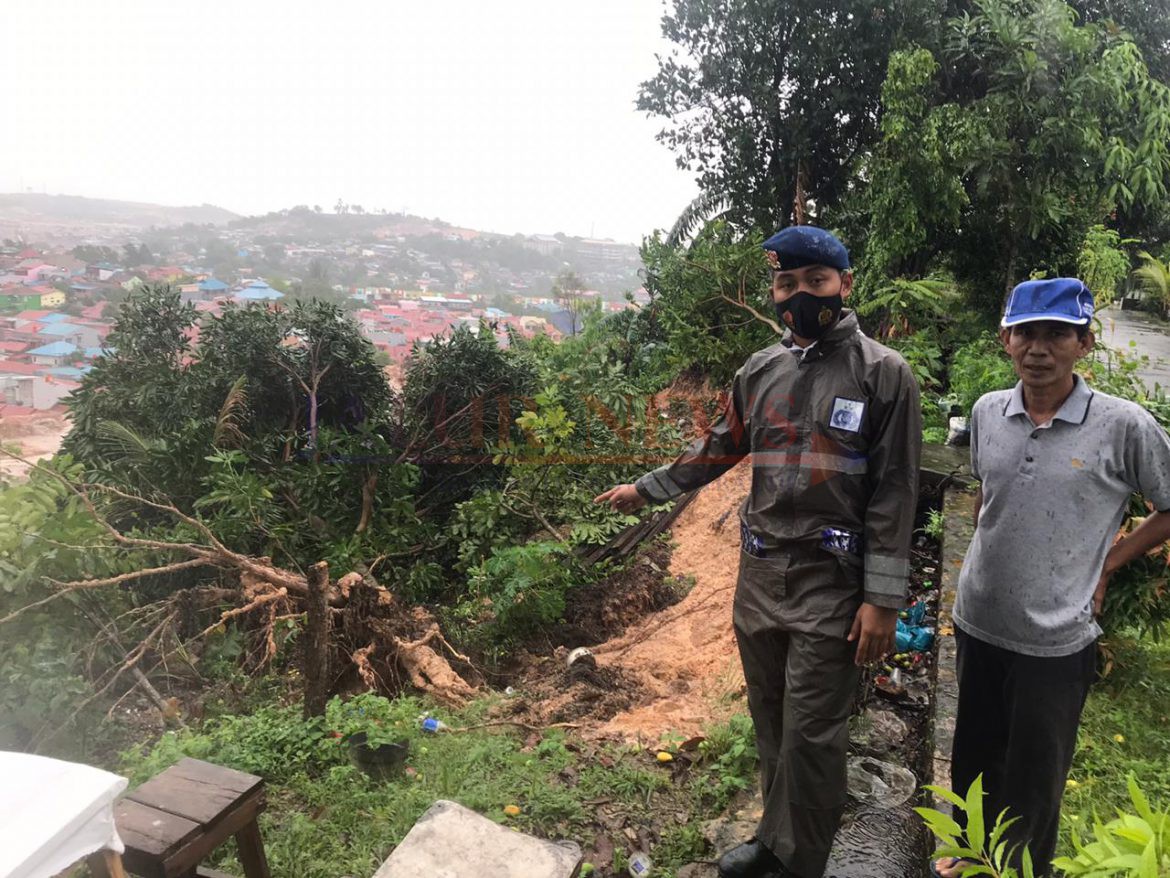 Tim Siaga SAR Brimob Polda Kepri gerak cepat mengunjungi titik banjir dan lokasi longsor di Kota Batam
