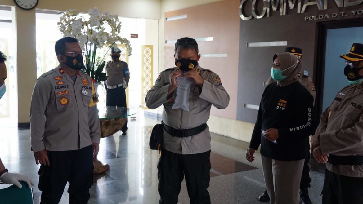 Alat GeNose C-19 diaplikasikan terhadap beberapa anggota yang masuk kerja