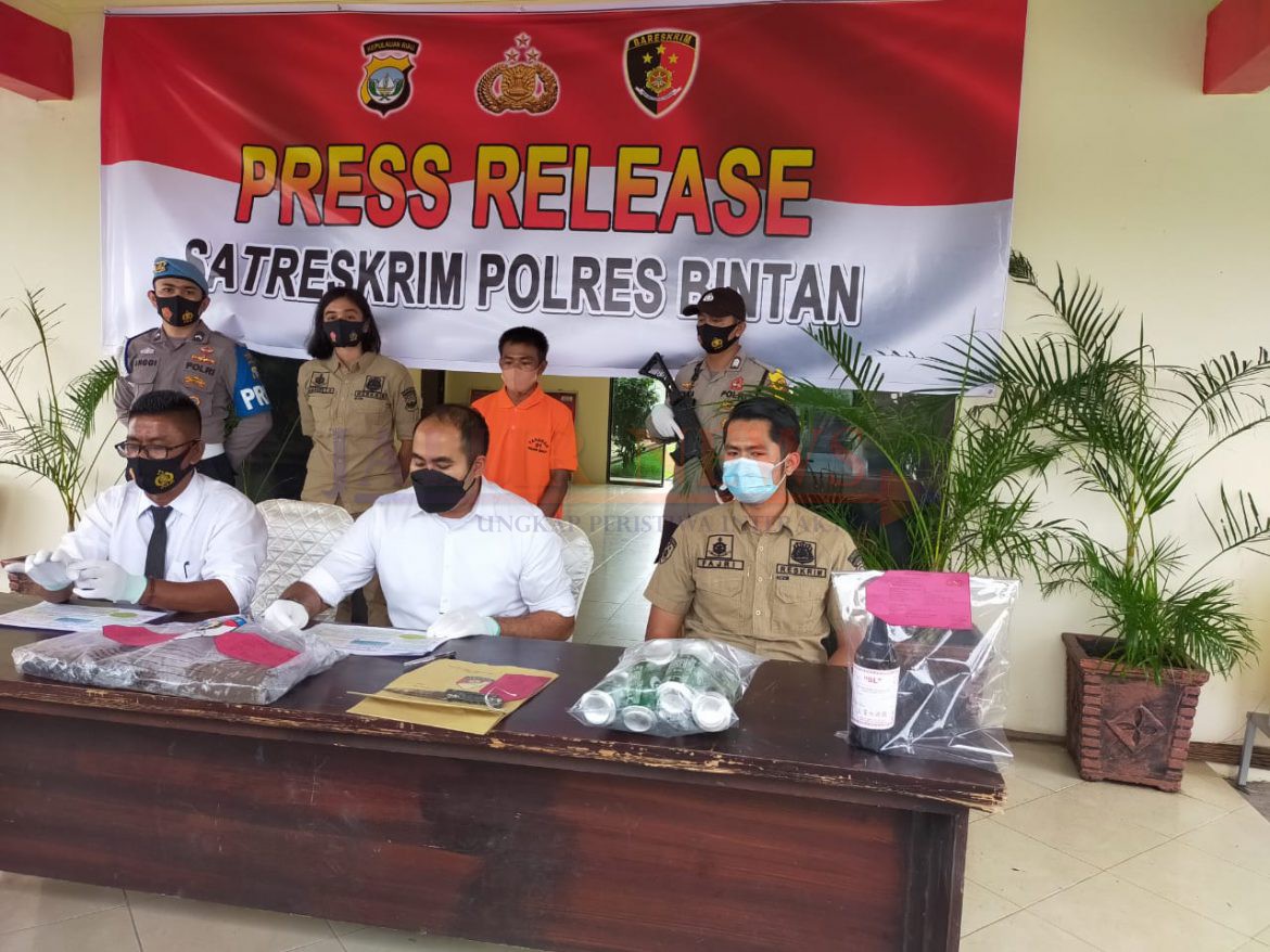 Kasat Reskrim Polres Bintan AKP Dwihatmoko Wiroseno SH.S.I.K, di dampingi Kanit Polsek Bintan Utara Iptu Afrizal saat Konferensi Pers di Mako Polres Bintan | Foto : Tim JALURNEWS.COM