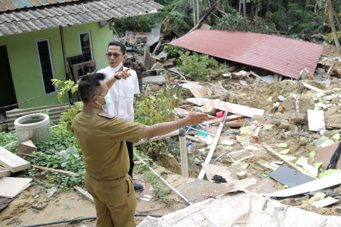 Wakil Wali Kota Batam, Amsakar Achmad meninjau dua titik longsor di Sengkuang, Batu Ampar, Batam