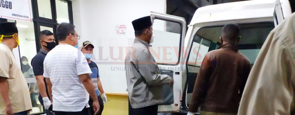 Ketua DPRD Natuna hadir di RSUD dan ikut mengantar jenazah almarhum ke rumah duka di Sabang Mawang,Kecamatan Pulau Tiga, Natuna