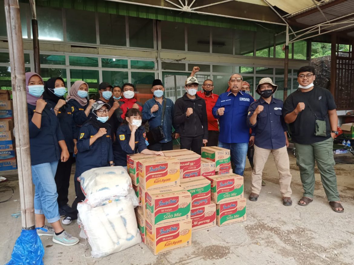 Dewan Pimpinan Cabang Perhimpunan Advokat Indonesia (DPC Peradi) "Rumah Bersama Advokat (RBA)" Jakarta Timur memberikan bantuan berupa makanan dan obatan-obatan kepada masyarakat korban banjir bandang di Gunung Mas, Puncak, Kabupaten Bogor, Jawa Barat.