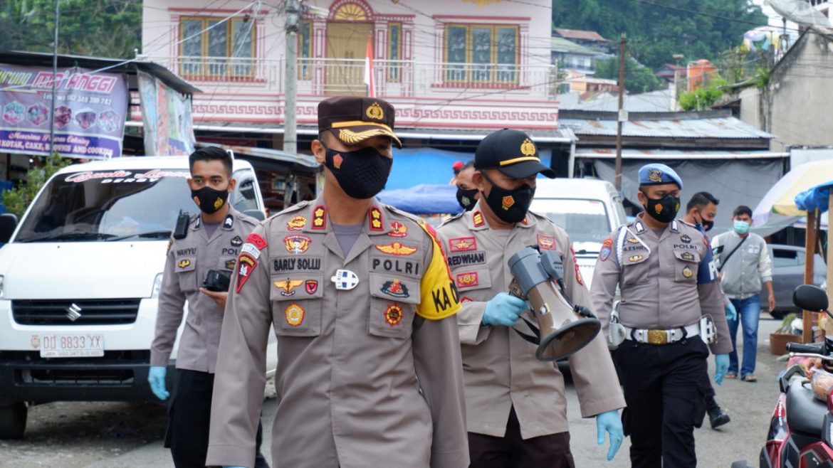 Polres Tana Toraja Bagikan 1600 Masker Secara Gratis