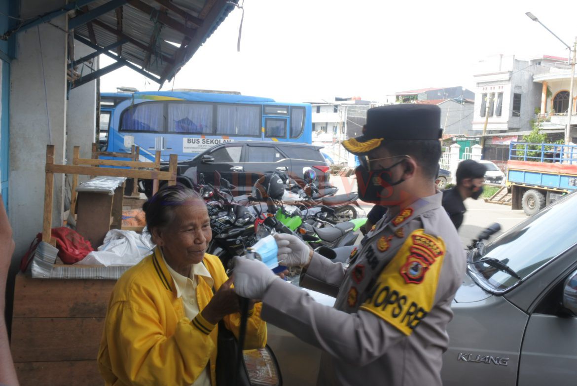 Kapolres TKapolres Toraja Utara AKBP Yudha Wirajati saat memberikan masker kepada warga di pasar Bolu Tallunglipu | Foto: Asry Jalurnews.comoraja Utara AKBP Yudha Wirajati saat memberikan masker kepada warga di pasar Bolu Tallunglipu | Foto: Asry Jalurnews.com
