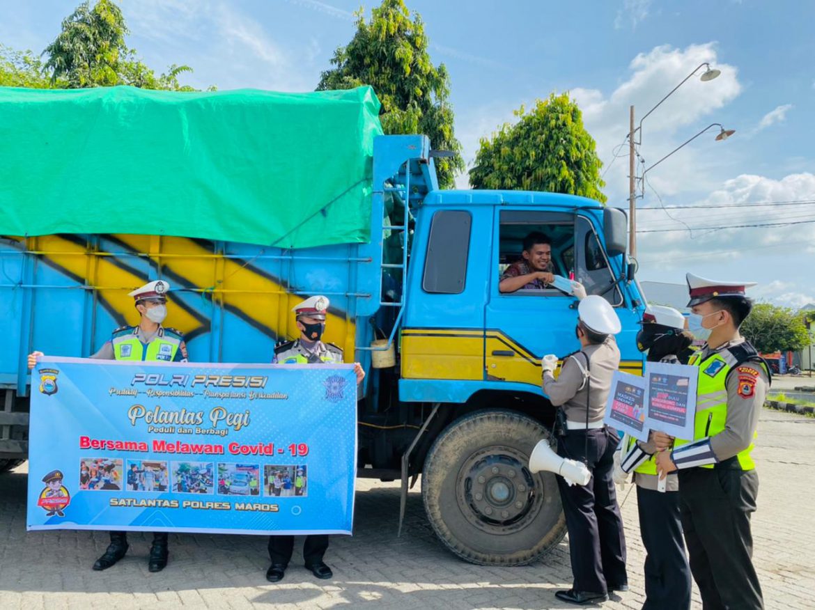 Satlantas Polres Maros Bagikan Paket Vitamin kepada supir truck