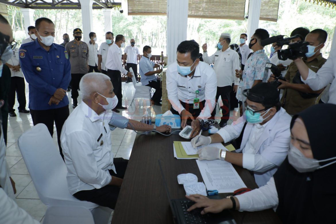 Bupati Asahan, H.Surya BSc tengah dalam pemeriksaan kesehatan ketika akan divaksin