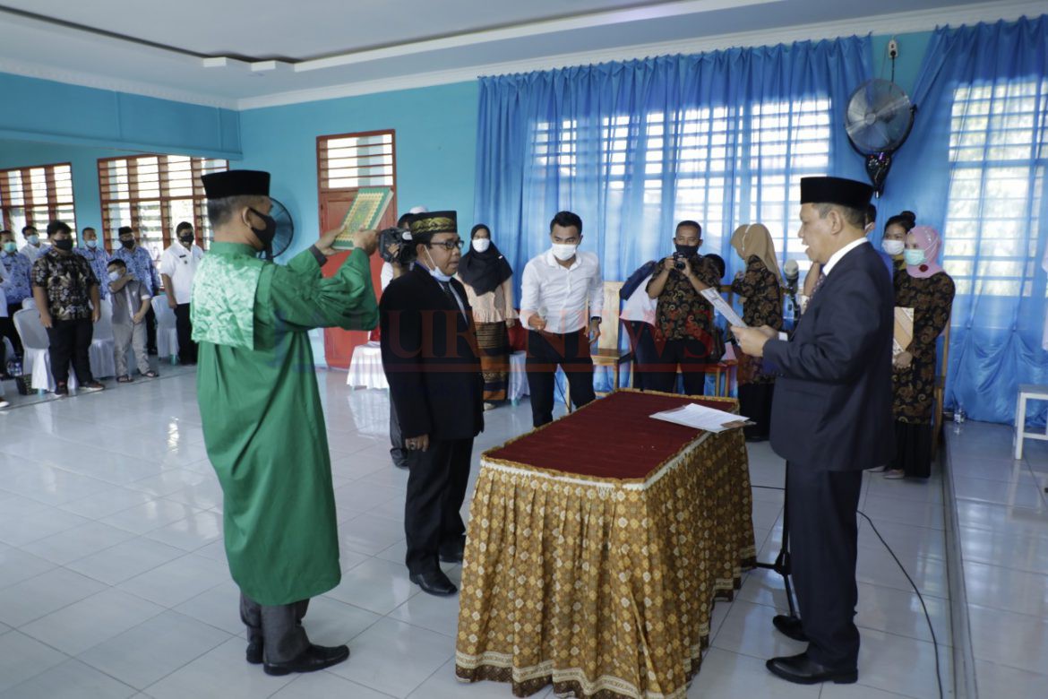 Prof. Dr.Drs.H. Tri Harsono, MSi mengucapkan sumpah usai dilantik menjadi Rektor baru UNA periode 2021-2025