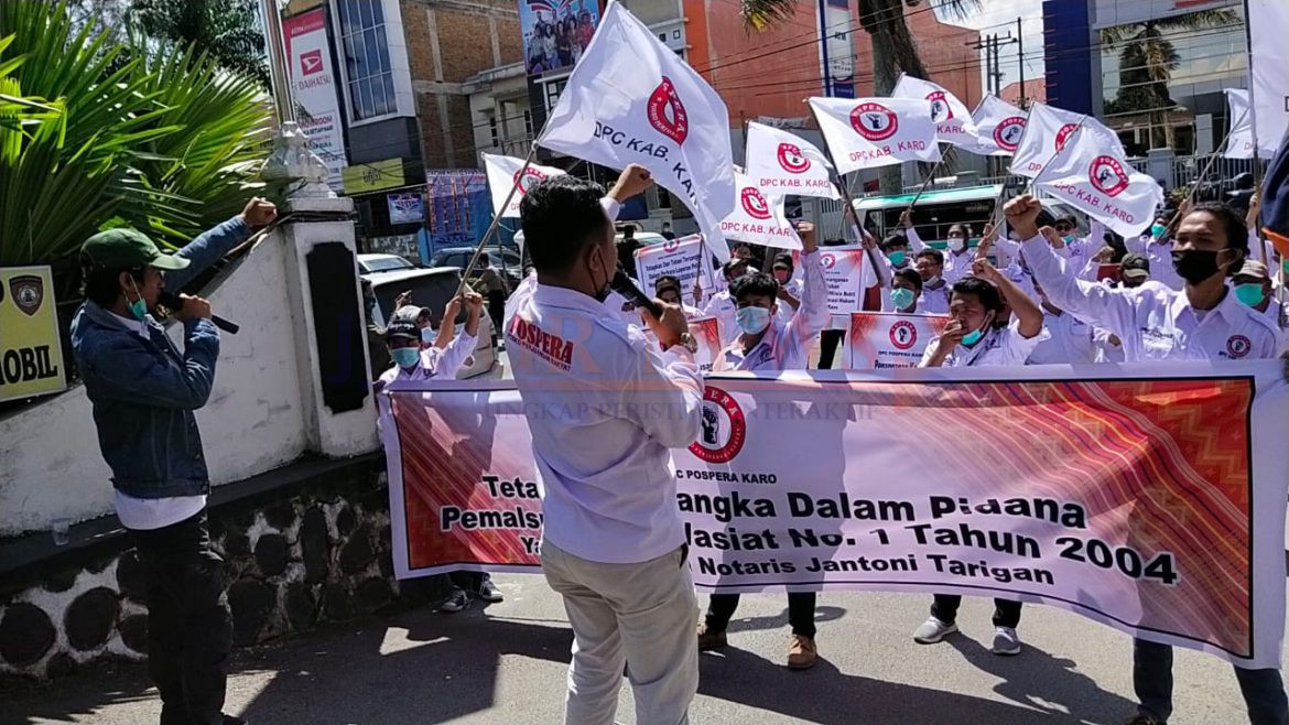 Massa Pospera Saat Berada di Mapolres Karo.