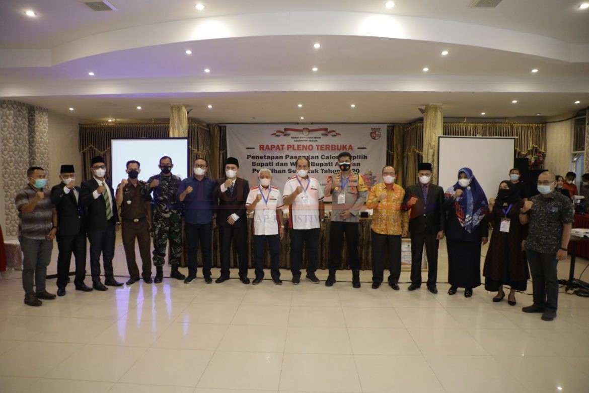 Forkopimda foto bersama usai gelar pleno penetapan pasangan calon Bupati dan Wakil Bupati terpilih Asahan