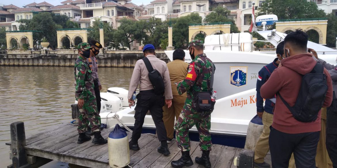 Pendistribusian Vaksin Covid -19 di kawal anggota Koramil 04/KS, dengan menggunakan Kapal Praja Muda Bahari I yang bertolak Marina Ancol Jakarta Utara, Senin (22/02/2021).