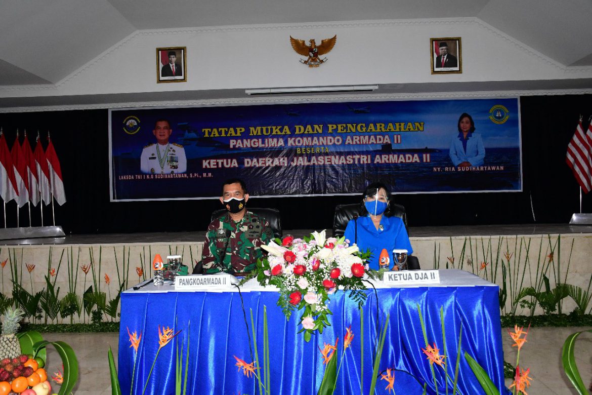 Panglima Komando Armada II Laksamana Muda TNI I N.G. Sudihartawan, S.Pi., M.M didampingi Ketua Daerah Jalasenastri Armada II Ny. Ria Sudihartawan