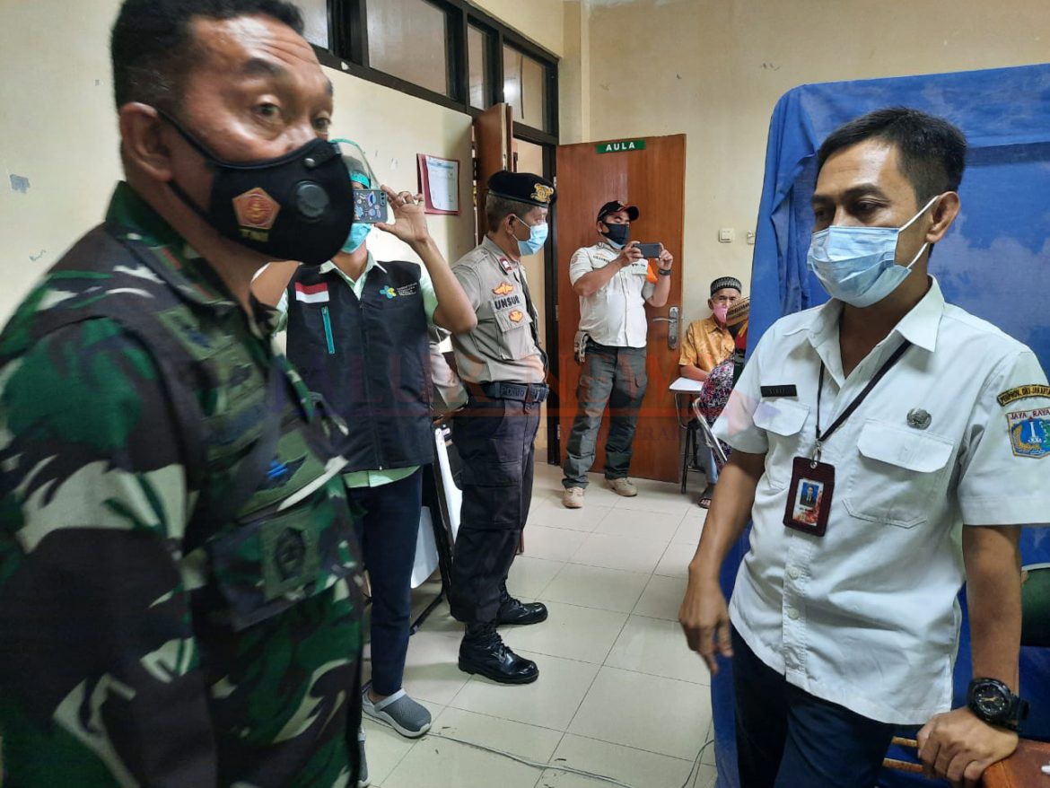 Danramil 04/KS, Mayor Inf Ali Anwar Faola meninjau pemberian Vaksinasi tahap 2 dosis 1, khusus Lansia, yang dilaksanakan di Puskesmas Pulau Kelapa, Kepulauan Seribu Utara, Rabu (24/02/21)