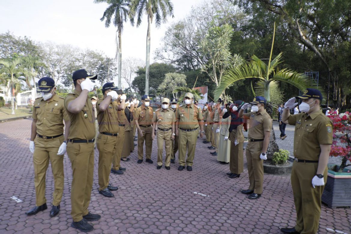 Seluruh ASN Pemkab Asahan sambut Bupati dan Wakil Bupati dalam apel gabungan di halaman kantor Bupati Asahan