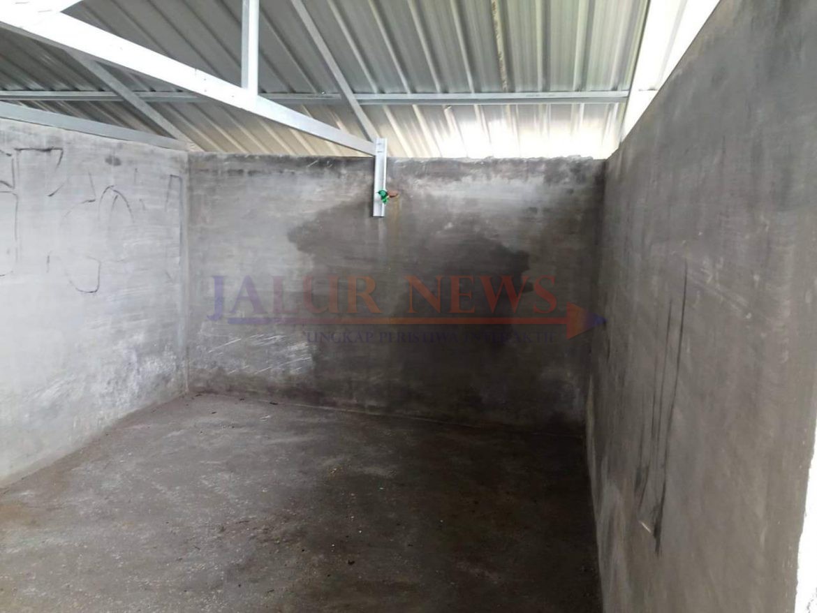 kamar mandi desa Rimo Bunga dan bak penampungan air.