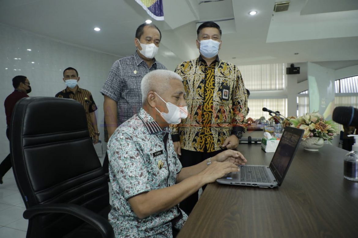 Bupati Asahan,H.Surya BSc tengah membayar pajak secara online melalui aflikasi e-filling dalam acara pekan panutan pelaporan SPT Tahunan