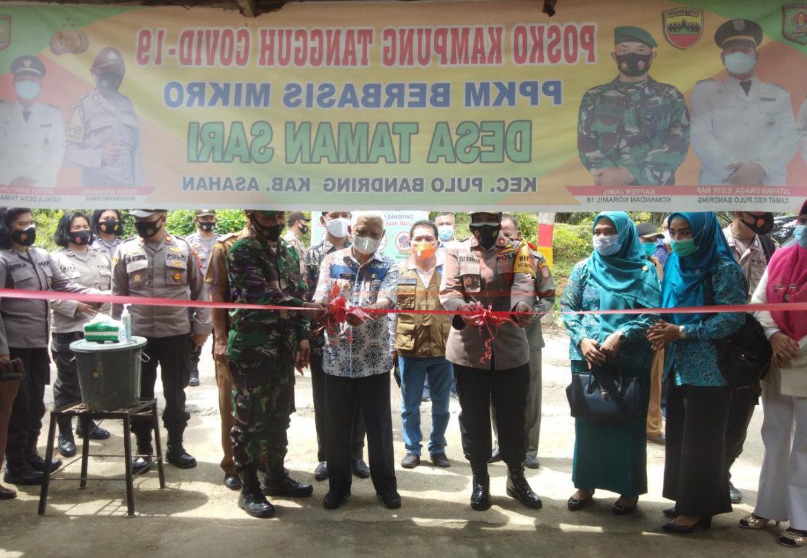 Bupati Asahan, H.Surya BSc sedang meresmikan kampung tangguh berbasis mikro Di Desa Taman Sari Asahan