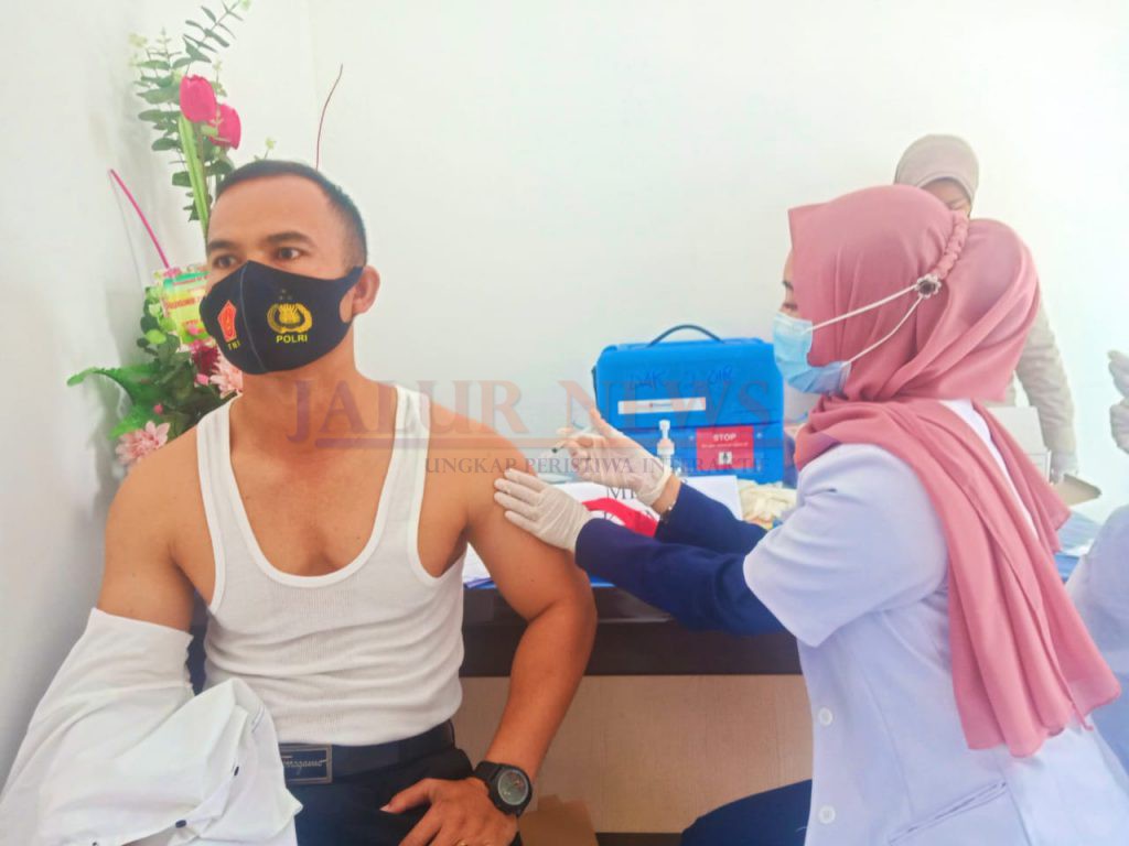 Personil Polres Asahan tengah menjalani vaksin di Poliknik Polres Asahan