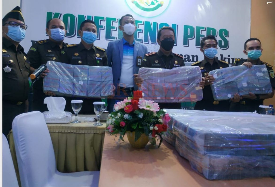 Kepala Kejaksaan Tinggi Kepulauan Riau HARI SETIYONO, SH.MH. didampingi Asisten Intelijen, Asisten Tindak Pidana Khusus dan Kasi Penerangan Hukum gelar Konferensi Pers terkait pelaksanaan penetapan Ketua Pengadilan Tindak Pidana Korupsi pada Pengadilan Negeri kelas IA Tanjung Pinang atas penyitaan barang bukti uang, foto Penkum Kejati Kepri untuk jalurnews.com