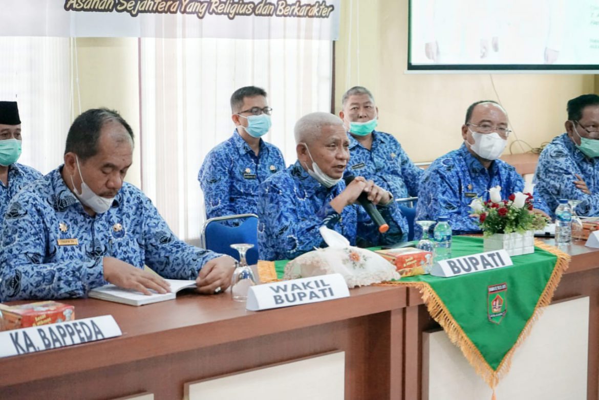 Bupati Asahan, H.Surya BSc tengah memberikan arahan dalam kegiatan Forum OPD bidang insfraktruktur di Aula kantor PUPR Asahan | Foto: Dinas Kominfo Asahan