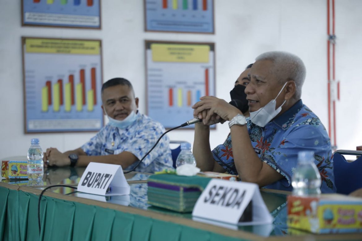 Bupati Asahan, H.Surya BSc tengah menjelaskan tentang digitalisasi birokrasi untuk memangkas waktu dalam kegiatan forum OPD digitalisasi birokrasi di Asahan, Foto DinasKominfoAsahan